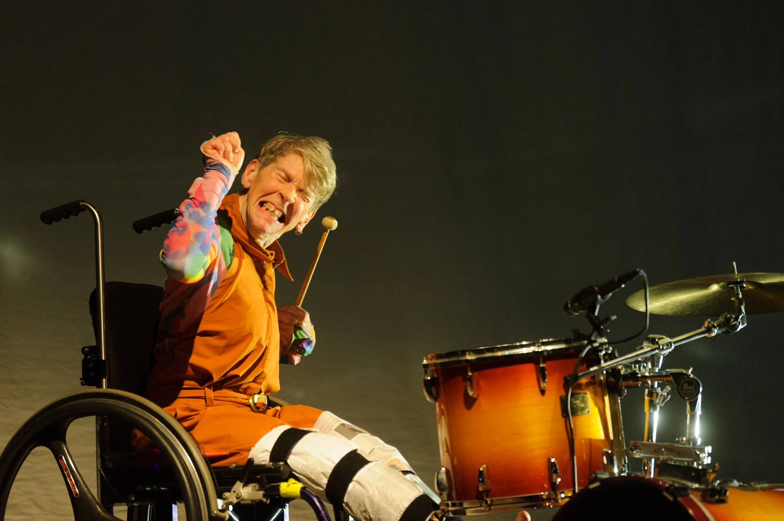 Melinda Smith durante la performance, accanto alla batteria.