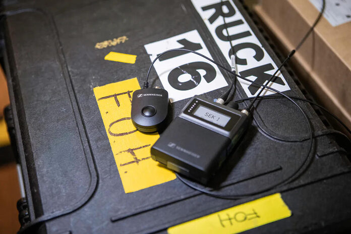 Sennheiser Spectera Command Button e bodypack SEK appoggiati su un flight case